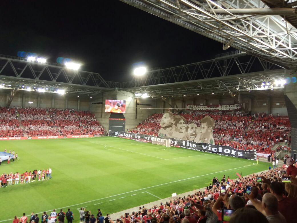 איצטדיון באדום-לבן. מקושט לכבוד האירוע